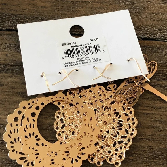 New on card Lightweight Gold Tone Dangly Earring Set of 3 Dragonfly Medallion - Picture 3 of 4